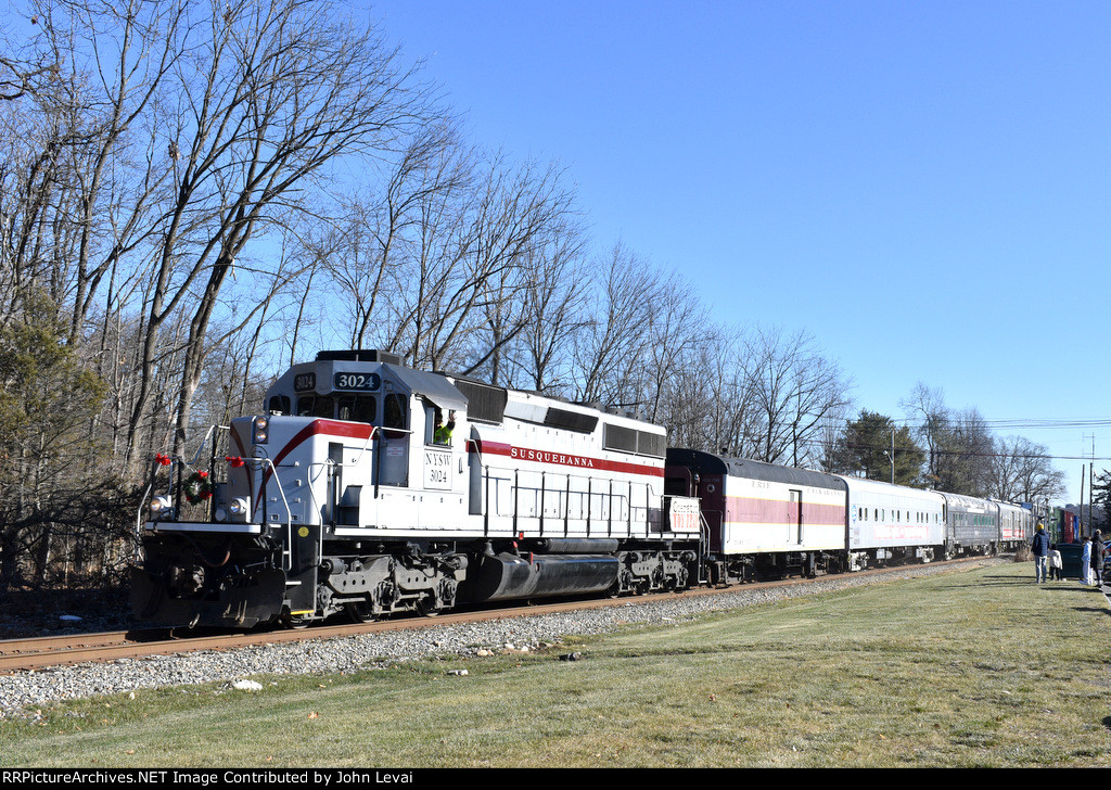  TFT train crossing Lawlins Road at track speed with SD40-2 # 3024 in the heritage colors leading